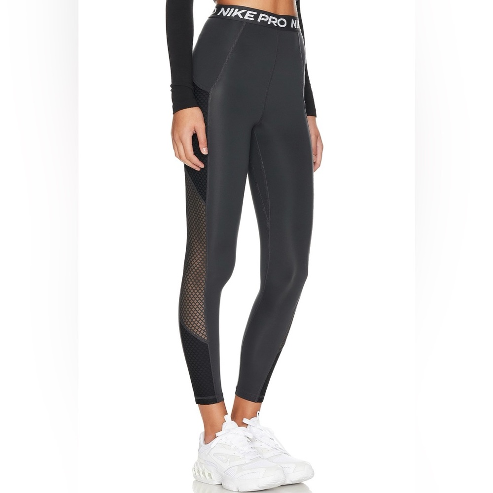 REVOLVE - NIKE |‎ HIGH RISE 7/8 LEGGING - Picture 2 of 9